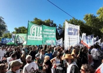 Mar del Plata se moviliza: miles marchan contra la reforma laboral en una jornada histórica