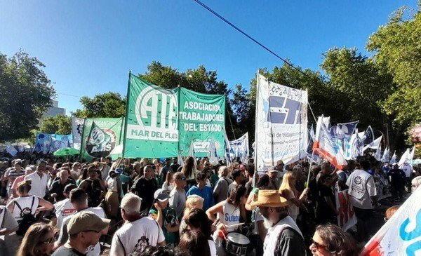 Mar del Plata se moviliza: miles marchan contra la reforma laboral en una jornada histórica