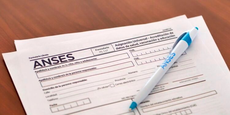 ANSES alerta: cada vez más cerca el plazo para presentar la Libreta AUH y cobrar lo retenido