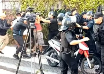 La Policía agredió y detuvo al camarógrafo de A24 en la previa del debate sobre Glaciares