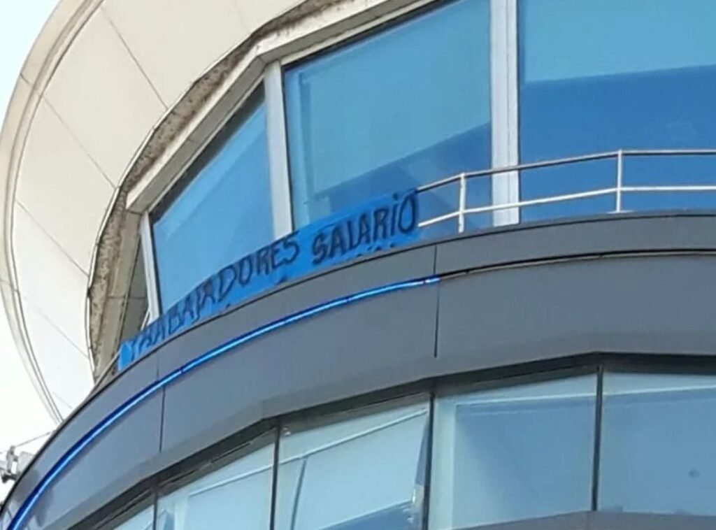 Controladores aéreos levantan paro y garantizan normalidad en vuelos tras acuerdo salarial