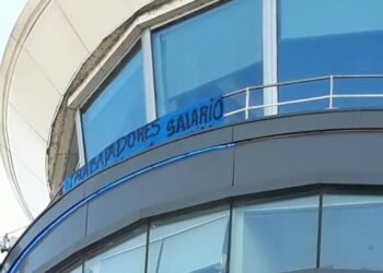 Controladores aéreos levantan paro y garantizan normalidad en vuelos tras acuerdo salarial