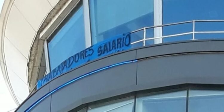 Controladores aéreos levantan paro y garantizan normalidad en vuelos tras acuerdo salarial