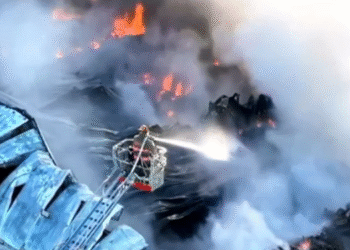 Incendio en depósito de logística en Benavídez dejó columnas de humo visibles desde lejos