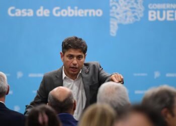 Kicillof denuncia ahogo financiero y tensiona con Nación en medio de paritarias complejas