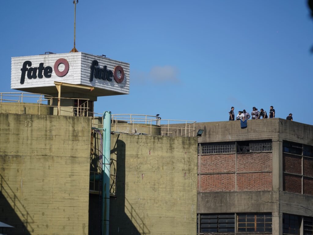 Tensión y reclamos en FATE: el SUTNA evalúa tomar la planta ante amenazas de represión