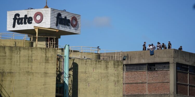 Tensión y reclamos en FATE: el SUTNA evalúa tomar la planta ante amenazas de represión