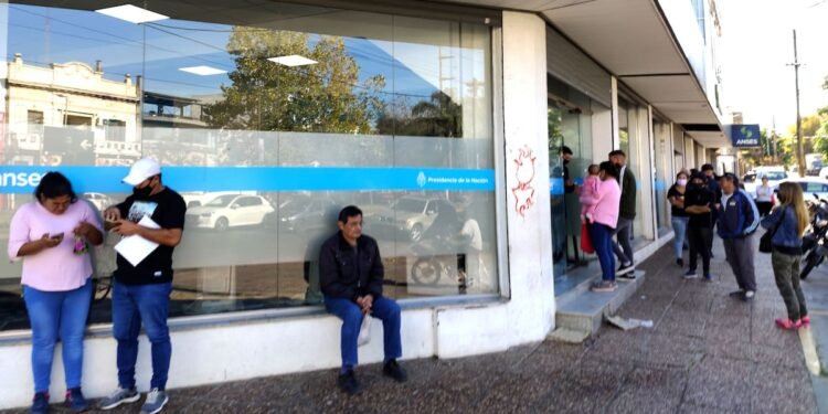 Aumentan las pensiones no contributivas de ANSES en marzo: ¿cuánto se cobrará?