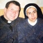 Sacerdote y monja se reencuentran y transforman su “amor imposible” en una familia sólida