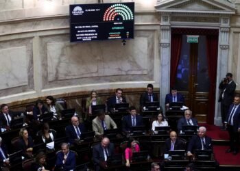 Milei impulsa una reforma laboral polémica: despidos más baratos y jornadas de hasta 12 horas