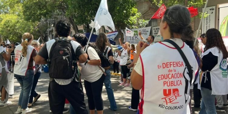 Descontento en docentes tras paritaria: UnTER evalúa medidas de protesta en Viedma