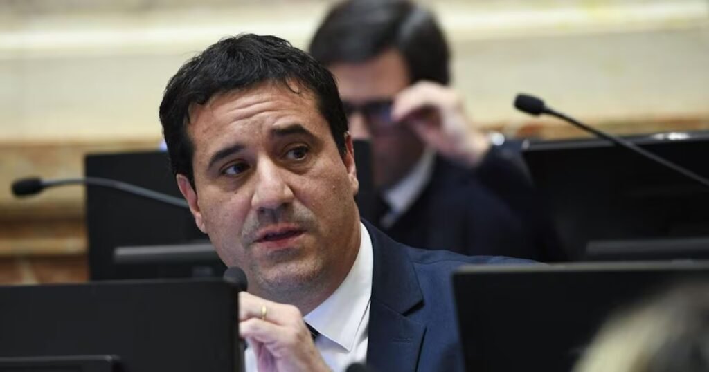 Afiliados docentes exigen la expulsión de Abad tras su apoyo a la reforma laboral de Milei