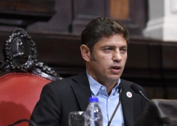 Kicillof presenta su informe de gestión en la Legislatura y enfrenta a Javier Milei