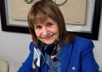 El traje de Bullrich: compró por Amazon a 50 dólares y reavivó el debate de precios locales