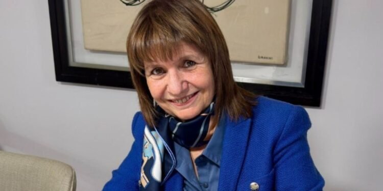 El traje de Bullrich: compró por Amazon a 50 dólares y reavivó el debate de precios locales