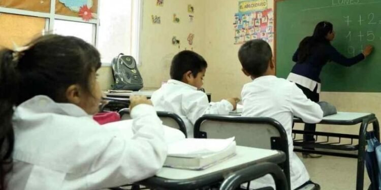 Ayuda Escolar 2026: ¿Cuánto cobrarán los padres para el regreso a clases?