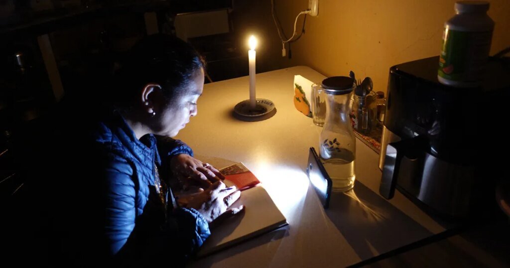 La luz vuelve a los hogares de La Plata tras días de cortes y creciente indignación vecinal