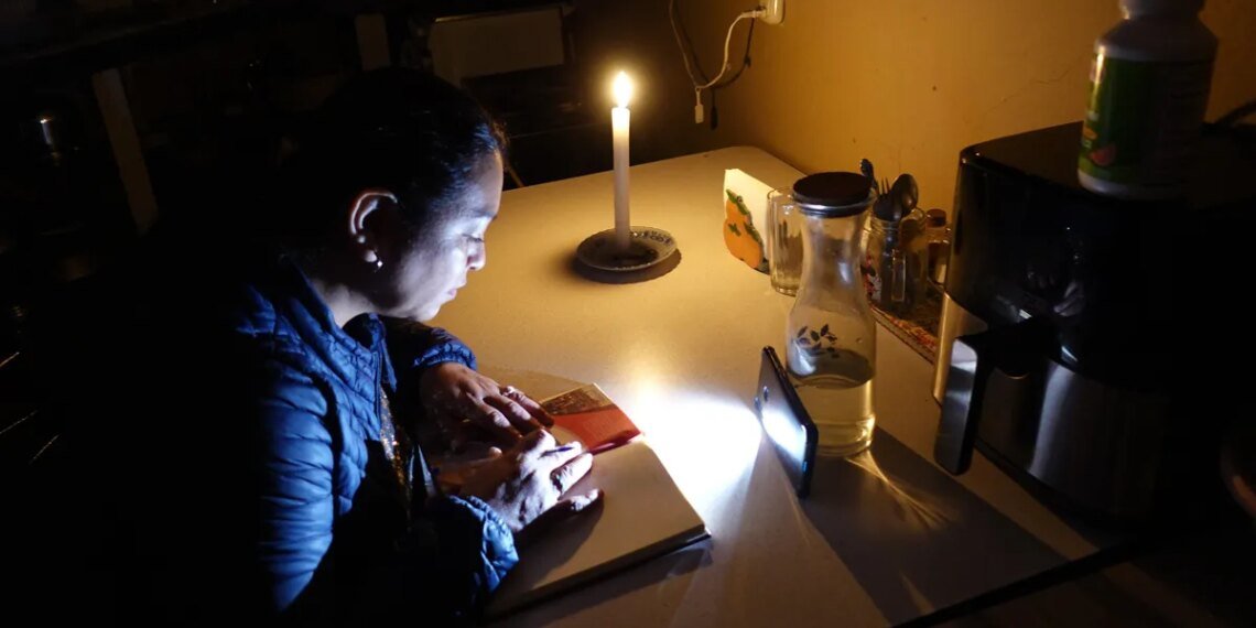 La luz vuelve a los hogares de La Plata tras días de cortes y creciente indignación vecinal