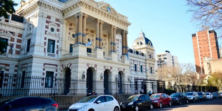 El Ejecutivo bonaerense convoca a docentes y estatales tras rechazar aumento del 3%