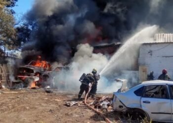 Incendio en Nueva Pompeya: bomberos combaten un feroz fuego en depósito de autos policial