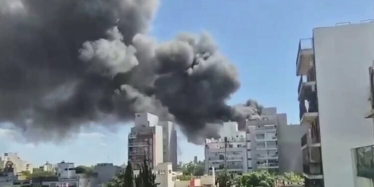 Incendio en Villa Pueyrredón: diez personas asistidas y más de 120 evacuadas