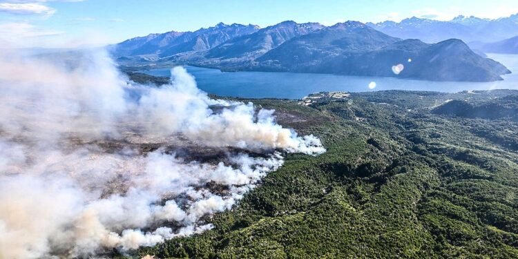 Incendios en Cholila: Lluvias alivian el combate y llega ayuda de la Provincia de Buenos Aires