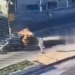 Un auto fue aplastado por un colectivo en La Matanza: dos heridos y un gran incendio