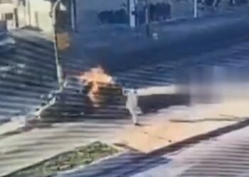 Un auto fue aplastado por un colectivo en La Matanza: dos heridos y un gran incendio