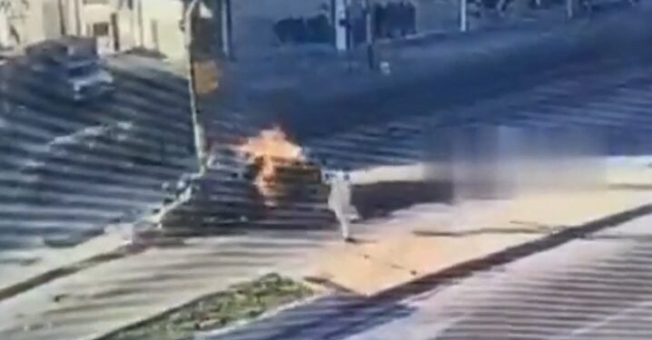 Un auto fue aplastado por un colectivo en La Matanza: dos heridos y un gran incendio