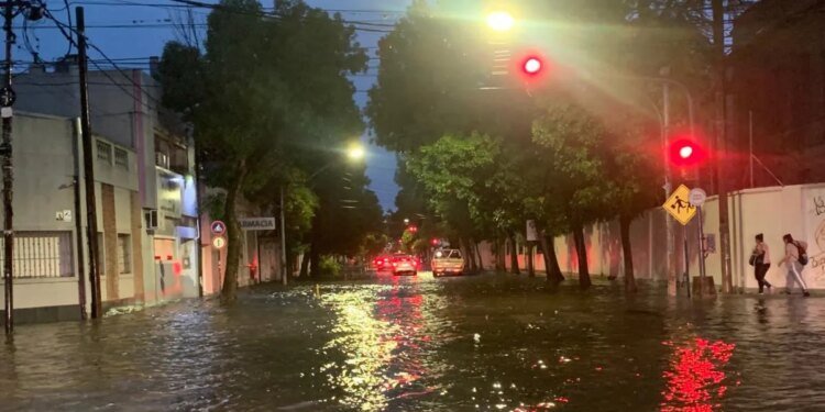Intensa tormenta sacude Santa Fe: lluvias y granizo complican la mañana de los santafesinos
