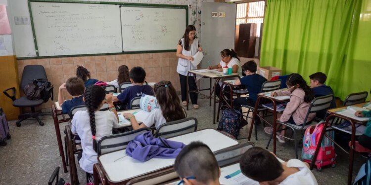 La Provincia de Buenos Aires impulsa una unificación de horas para docentes en escuelas