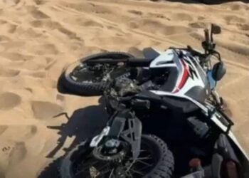 Tragedia en Villa Gesell: un joven de 28 años falleció en accidente de moto en los médanos