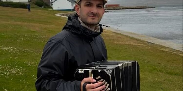 Un músico de Bahía Blanca emocionó al país al tocar el Himno en las Islas Malvinas