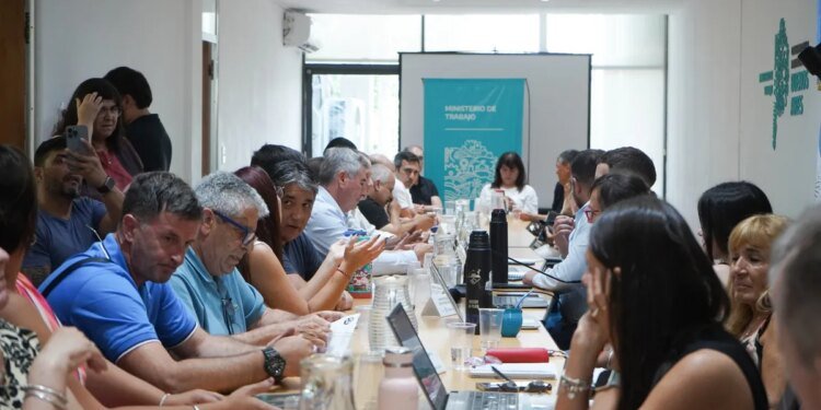 Gremios ponen presión a la Provincia por paritarias mientras se agota el tiempo para salarios