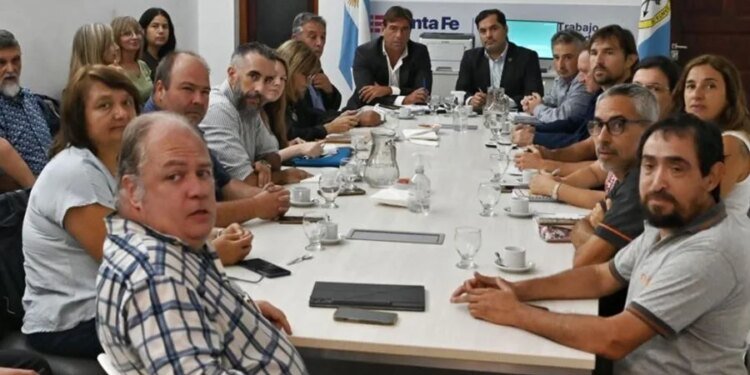 Gobierno de Santa Fe inicia negociaciones con AMRA y SIPRUS para el sector salud