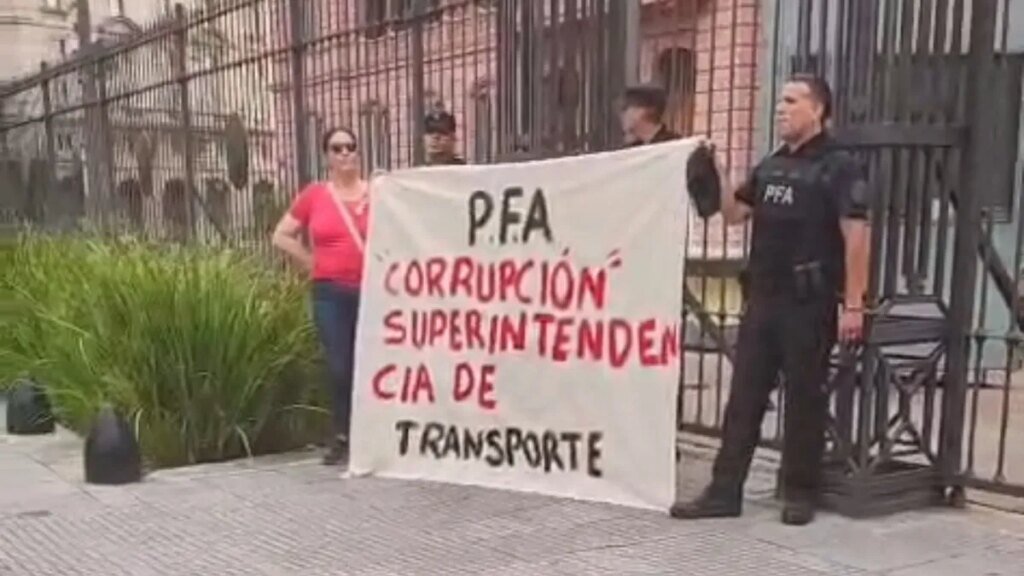 Un policía federal armado se planta frente a la Casa Rosada y denuncia corrupción