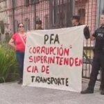 Un policía federal armado se planta frente a la Casa Rosada y denuncia corrupción