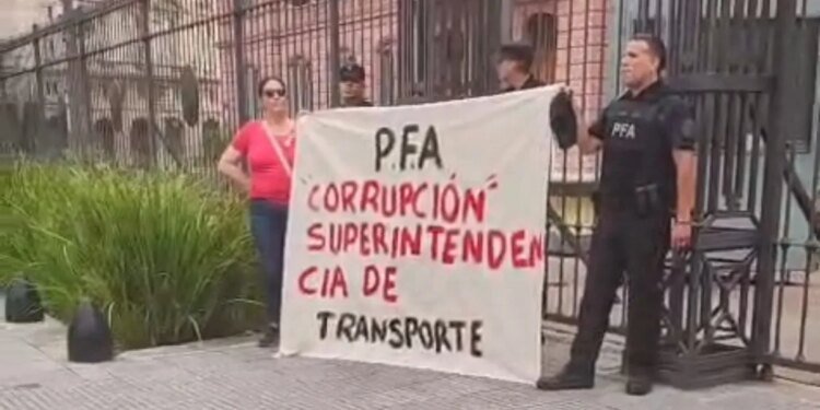 Un policía federal armado se planta frente a la Casa Rosada y denuncia corrupción