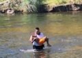 Un policía salvó a un niño de 11 años que luchaba por no ahogarse en un río cordobés