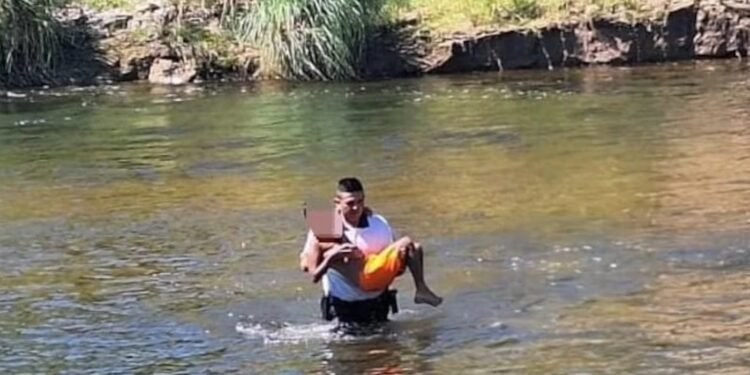 Un policía salvó a un niño de 11 años que luchaba por no ahogarse en un río cordobés