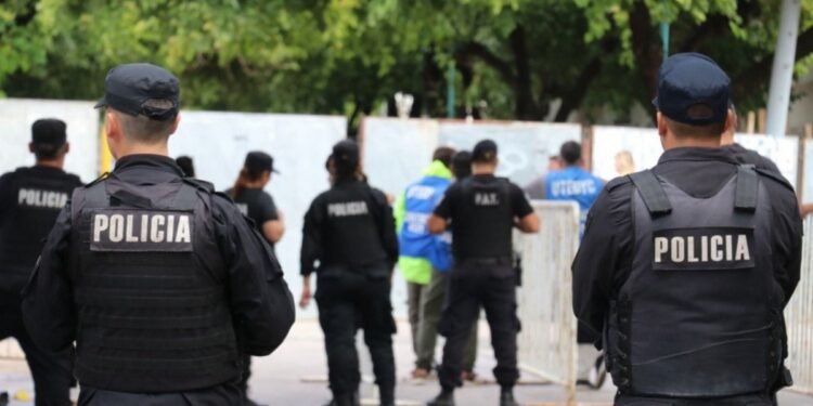 Santa Fe impulsa un paquete de medidas que benefician a la Policía en salud y salarios