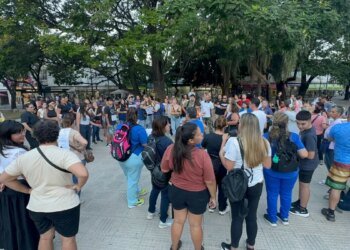 Trabajadores autoconvocados de Salud marchan en Santa Fe por rechazo a oferta salarial