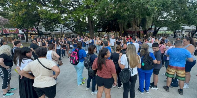 Trabajadores autoconvocados de Salud marchan en Santa Fe por rechazo a oferta salarial