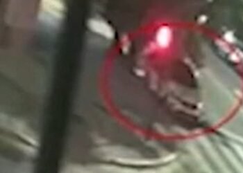 Asalto brutal a jubilados españoles en Parque Chacabuco: los golpearon mientras dormían