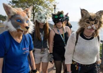 La "Gran Juntada Therian" en San Nicolás: curiosidad y polémica en las plazas argentinas