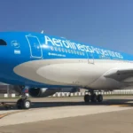 Aerolíneas Argentinas aplica recargo temporal en pasajes por aumento del petróleo en medio del conflicto