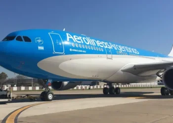Aerolíneas Argentinas aplica recargo temporal en pasajes por aumento del petróleo en medio del conflicto