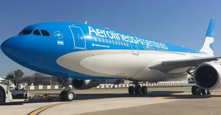 Aerolíneas Argentinas aplica recargo temporal en pasajes por aumento del petróleo en medio del conflicto