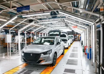 Peugeot de El Palomar reduce producción y lanza plan de retiros voluntarios desde mayo