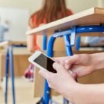 Prohibición de celulares en escuelas: ¿cómo afecta a más de 2 millones de chicos en la Provincia de Buenos Aires?